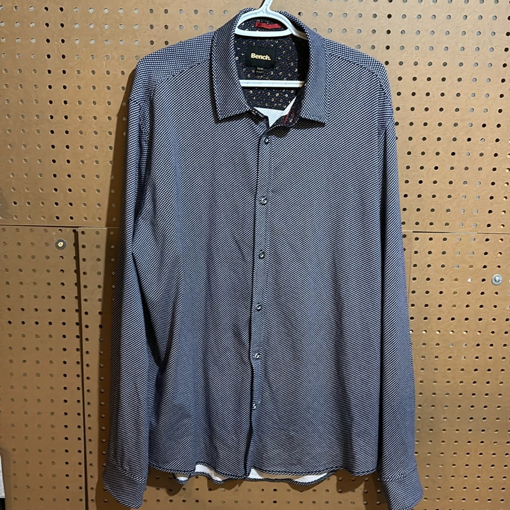 Men’s bench dress shirt, size XL very soft
